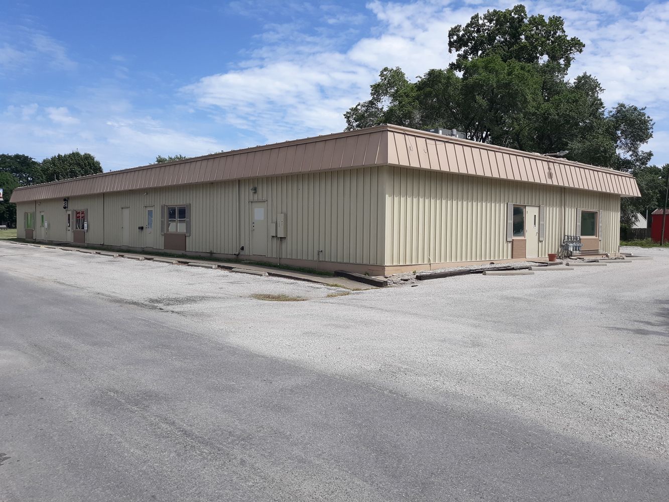Multi-Unit Freestanding Building: 151 N Market St, Chatham, IL 62629